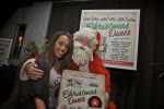BAARN - In Restaurant Vuur is de perspresentatie gehouden van de nieuwe kerst cd genaamd Christmas Duets.  Met op de foto zangeres Glennis Grace en de Kerstman. FOTO PETER SMULDERS BV