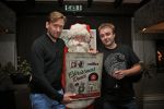 BAARN - In Restaurant Vuur is de perspresentatie gehouden van de nieuwe kerst cd genaamd Christmas Duets. Met op de foto David Schreurs, Kerstman en Jan van Wieringen. FOTO PETER SMULDERS BV