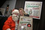 BAARN - In Restaurant Vuur is de perspresentatie gehouden van de nieuwe kerst cd genaamd Christmas Duets.  Met op de foto zangeres Krystl Pullens en de Kerstman. FOTO PETER SMULDERS BV
