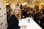 Amsterdam 31 oktober 2011
Veldhuis en Kemper reiken  aan Linda de Mol het eerste exemplaar uit van haar boek met daarin al haar aditorials uit de LINDA. De presentatie was in de bijenkorf waar heel veel publiek of afgekomen was.
Peter Smulders bv