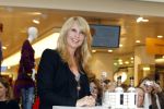 Amsterdam 31 oktober 2011
Veldhuis en Kemper reiken  aan Linda de Mol het eerste exemplaar uit van haar boek met daarin al haar aditorials uit de LINDA. De presentatie was in de bijenkorf waar heel veel publiek of afgekomen was.
Peter Smulders bv