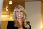 Amsterdam 31 oktober 2011
Veldhuis en Kemper reiken  aan Linda de Mol het eerste exemplaar uit van haar boek met daarin al haar aditorials uit de LINDA. De presentatie was in de bijenkorf waar heel veel publiek of afgekomen was.
Peter Smulders bv