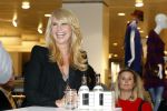 Amsterdam 31 oktober 2011
Veldhuis en Kemper reiken  aan Linda de Mol het eerste exemplaar uit van haar boek met daarin al haar aditorials uit de LINDA. De presentatie was in de bijenkorf waar heel veel publiek of afgekomen was.
Peter Smulders bv