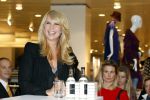 Amsterdam 31 oktober 2011
Veldhuis en Kemper reiken  aan Linda de Mol het eerste exemplaar uit van haar boek met daarin al haar aditorials uit de LINDA. De presentatie was in de bijenkorf waar heel veel publiek of afgekomen was.
Peter Smulders bv