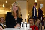 Amsterdam 31 oktober 2011
Veldhuis en Kemper reiken  aan Linda de Mol het eerste exemplaar uit van haar boek met daarin al haar aditorials uit de LINDA. De presentatie was in de bijenkorf waar heel veel publiek of afgekomen was.
Peter Smulders bv