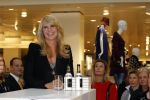 Amsterdam 31 oktober 2011
Veldhuis en Kemper reiken  aan Linda de Mol het eerste exemplaar uit van haar boek met daarin al haar aditorials uit de LINDA. De presentatie was in de bijenkorf waar heel veel publiek of afgekomen was.
Peter Smulders bv