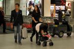 Amsterdam 8 november 2011
Nick Schilder met vriendin en dochter op schiphol.
Peter Smulders bv