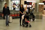 Amsterdam 8 november 2011
Nick Schilder met vriendin en dochter op schiphol.
Peter Smulders bv