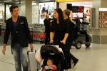 Amsterdam 8 november 2011
Nick Schilder met vriendin en dochter op schiphol.
Peter Smulders bv