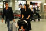 Amsterdam 8 november 2011
Nick Schilder met vriendin en dochter op schiphol.
Peter Smulders bv
