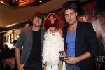 Volendam 24 november 2011
Presentatie dvd Nick en Simon symphonica in Rosso. Angela Groothuizen als sinterklaas en Monique Smit als kerstman reikten ze uit
Peter Smulders bv