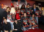Volendam 24 november 2011
Presentatie dvd Nick en Simon symphonica in Rosso. Angela Groothuizen als sinterklaas en Monique Smit als kerstman reikten ze uit
Peter Smulders bv