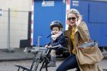 Amsterdam 2 november 2011
Nikkie Plessen met dochter op de fiets.
Peter Smulders bv