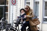 Amsterdam 2 november 2011
Nikkie Plessen met dochter op de fiets.
Peter Smulders bv