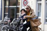 Amsterdam 2 november 2011
Nikkie Plessen met dochter op de fiets.
Peter Smulders bv