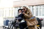 Amsterdam 2 november 2011
Nikkie Plessen met dochter op de fiets.
Peter Smulders bv