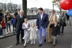 Amsterdam 26 november 2011
Premiere Dolfje Weerwolfje in carre. Paul v Loon met Prinses Laurentien Prins Constantijn en hun kinderen Aloise Claus Cazimir en ...
Peter Smulders bv