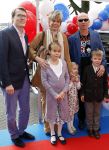 Amsterdam 26 november 2011
Premiere Dolfje Weerwolfje in carre. Paul v Loon met Prinses Laurentien Prins Constantijn en hun kinderen Aloise Claus Cazimir en ...
Peter Smulders bv