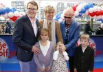 Amsterdam 26 november 2011
Premiere Dolfje Weerwolfje in carre. Paul v Loon met Prinses Laurentien Prins Constantijn en hun kinderen Aloise Claus Cazimir en ...
Peter Smulders bv