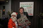 BAARN - In Restaurant Vuur is de perspresentatie gehouden van de nieuwe kerst cd genaamd Christmas Duets. Met op de foto zanger Rene Froger en de Kerstman. FOTO PETER SMULDERS BV
