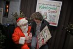 BAARN - In Restaurant Vuur is de perspresentatie gehouden van de nieuwe kerst cd genaamd Christmas Duets. Met op de foto zanger Rene Froger en de Kerstman. FOTO PETER SMULDERS BV