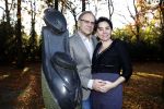 Ede 14 november 2011
Rob de Nijs en zijn zwangere vrouw Henriette bij hun thuis in de tuin.
Peter Smulders bv