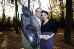 Ede 14 november 2011
Rob de Nijs en zijn zwangere vrouw Henriette bij hun thuis in de tuin.
Peter Smulders bv