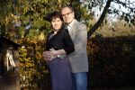 Ede 14 november 2011
Rob de Nijs en zijn zwangere vrouw Henriette bij hun thuis in de tuin.
Peter Smulders bv