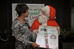 BAARN - In Restaurant Vuur is de perspresentatie gehouden van de nieuwe kerst cd genaamd Christmas Duets.  Met op de foto Ruth Jacott en de Kerstman. FOTO PETER SMULDERS BV