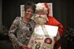 BAARN - In Restaurant Vuur is de perspresentatie gehouden van de nieuwe kerst cd genaamd Christmas Duets.  Met op de foto Ruth Jacott en de Kerstman. FOTO PETER SMULDERS BV
