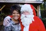 BAARN - In Restaurant Vuur is de perspresentatie gehouden van de nieuwe kerst cd genaamd Christmas Duets.  Met op de foto Ruth Jacott en de Kerstman. FOTO PETER SMULDERS BV