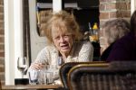 Hilversum 1 november 2011
Sonja Barend met een kennis op terras bij de jonge haan.
Peter Smulders bv