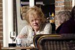Hilversum 1 november 2011
Sonja Barend met een kennis op terras bij de jonge haan.
Peter Smulders bv