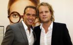 Amsterdam 31 oktober 2011
Veldhuis en Kemper reiken  aan Linda de Mol het eerste exemplaar uit van haar boek met daarin al haar aditorials uit de LINDA. De presentatie was in de bijenkorf waar heel veel publiek of afgekomen was.
Peter Smulders bv