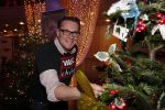 Hilversum 7 december 2012
Sky radio opbouwen Christmas tree (kerstboom) voor goede doelen. Albert Verlinde en Howard Komproe
Peter Smulders bv