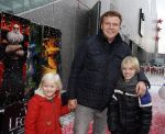 Amsterdam 25 november 2012
Premiere de vijf legendes in pathe arena. Bastiaan ragas met dochter en zoon Sem
Peter Smulders bv