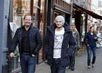 Amsterdam 6 december 2012
Danny Blind met zijn zoon Daley op de cornelis schuytstraat.
Peter Smulders bv