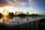 Nigtevecht 30 november 2012
De zon komt op achter ons huis met een beestje mist op de vecht.
Peter Smulders bv
