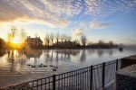 Nigtevecht 30 november 2012
De zon komt op achter ons huis met een beestje mist op de vecht.
Peter Smulders bv