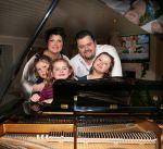 Tiel, 19 December 2012 Frans Duijts met zijn vrouw Marloes Duijts en hun 