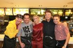 Amsterdam Zuid-Oost, 11 December 2012
Hamburgers bakken met Gerard Joling, Robert ten Brink, Ajouad El-Miloudi en
Bobbie ( Van Ernst en de rest) voor het goede doel, de Ronald McDonald Stichting
Foto Peter Smulders BV