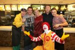 Amsterdam Zuid-Oost, 11 December 2012
Hamburgers bakken met Gerard Joling, Robert ten Brink, Ajouad El-Miloudi en
Bobbie ( Van Ernst en de rest) voor het goede doel, de Ronald McDonald Stichting
Foto Peter Smulders BV