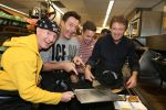 Amsterdam Zuid-Oost, 11 December 2012
Hamburgers bakken met Gerard Joling, Robert ten Brink, Ajouad El-Miloudi en
Bobbie ( Van Ernst en de rest) voor het goede doel, de Ronald McDonald Stichting
Foto Peter Smulders BV