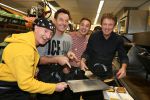 Amsterdam Zuid-Oost, 11 December 2012
Hamburgers bakken met Gerard Joling, Robert ten Brink, Ajouad El-Miloudi en
Bobbie ( Van Ernst en de rest) voor het goede doel, de Ronald McDonald Stichting
Foto Peter Smulders BV