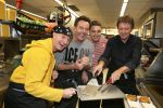 Amsterdam Zuid-Oost, 11 December 2012
Hamburgers bakken met Gerard Joling, Robert ten Brink, Ajouad El-Miloudi en
Bobbie ( Van Ernst en de rest) voor het goede doel, de Ronald McDonald Stichting
Foto Peter Smulders BV