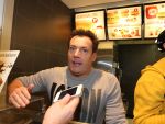 Amsterdam Zuid-Oost, 11 December 2012
Hamburgers bakken met Gerard Joling, Robert ten Brink, Ajouad El-Miloudi en
Bobbie ( Van Ernst en de rest) voor het goede doel, de Ronald McDonald Stichting
Foto Peter Smulders BV