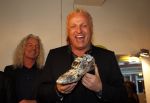 Amsterdam 30 november 2012
Presentatie  schoenenlijn Gordon by mascolori. LA The voices nemen de eerste schoenen in ontvangst uit handen van Raymond Landegent.
Peter Smulders bv