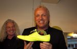 Amsterdam 30 november 2012
Presentatie  schoenenlijn Gordon by mascolori. LA The voices nemen de eerste schoenen in ontvangst uit handen van Raymond Landegent.
Peter Smulders bv