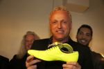 Amsterdam 30 november 2012
Presentatie  schoenenlijn Gordon by mascolori. LA The voices nemen de eerste schoenen in ontvangst uit handen van Raymond Landegent.
Peter Smulders bv