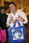 Amsterdam 3 december 2006
Bekende Nederlanders verkopen art bags tbv het aidsfonds in de bijenkorf in Amsterdam. Koert-Jan de Bruijn
Peter Smulders bv